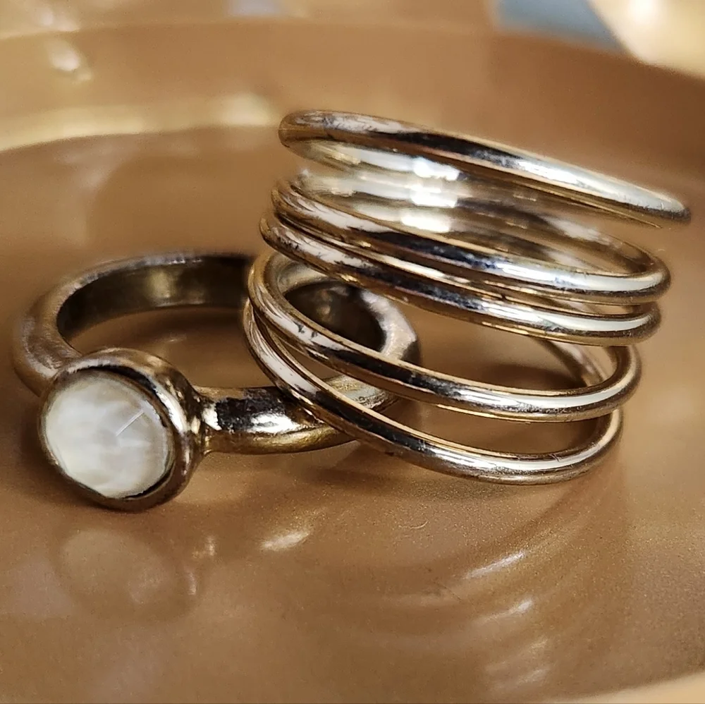 Lot 2 vintage costume gold tone rings 5.5 spring wrap band 6 stone‎ solitaire
